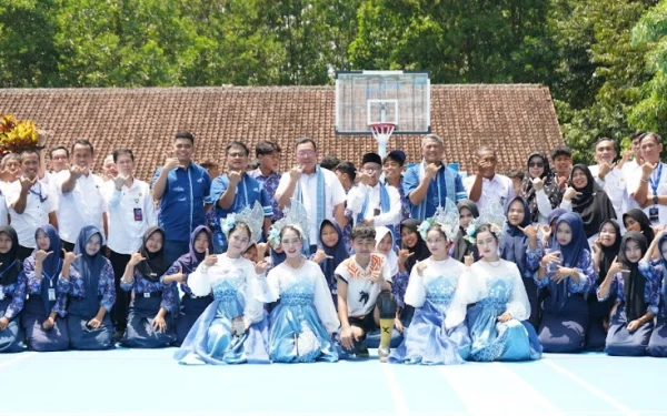 Jajaran Yayasan Astra - Yayasan Pendidikan Astra Michael D. Ruslim dan Asuransi Astra, Kepala SMPN 3 Leuwidamar, serta siswa binaan berbagi senyum dan semangat yang sama untuk melangkah menuju masa depan yang lebih baik. (Istimewa)